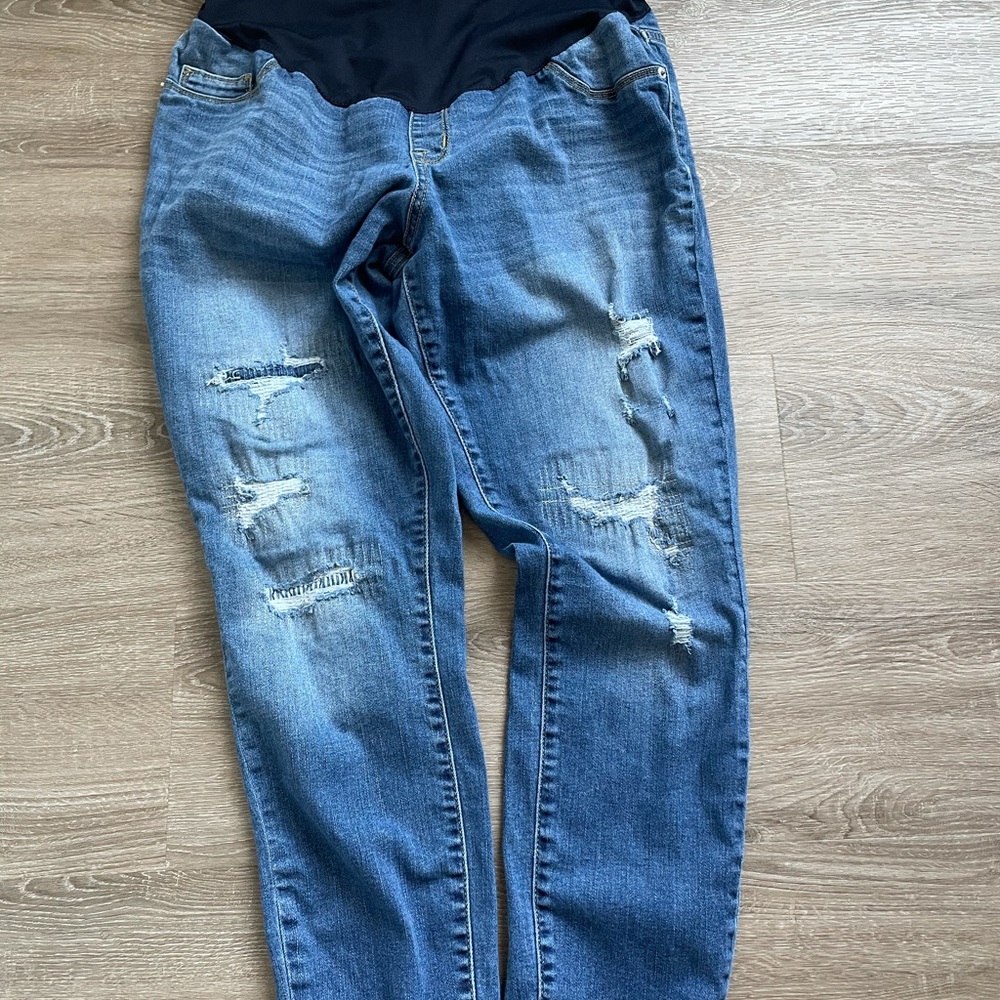 maternity bundle distressed skinny jeans & Ts med